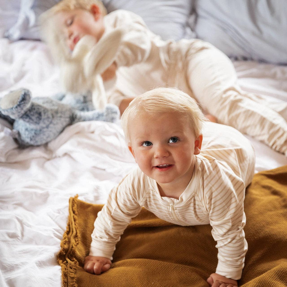 Pyjama mit 2‑Wege‑Reißverschluss Bambu Classic Weiß/Beige: 86/92 Geggamoja      NATURKINDCHEN
