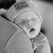 NEWBORN Mütze mit Spruch aus einfarbigem Rippjersey: Taupe / Newborn (35-39 cm) / Ich bin neu hier Fräulein Muh      NATURKINDCHEN