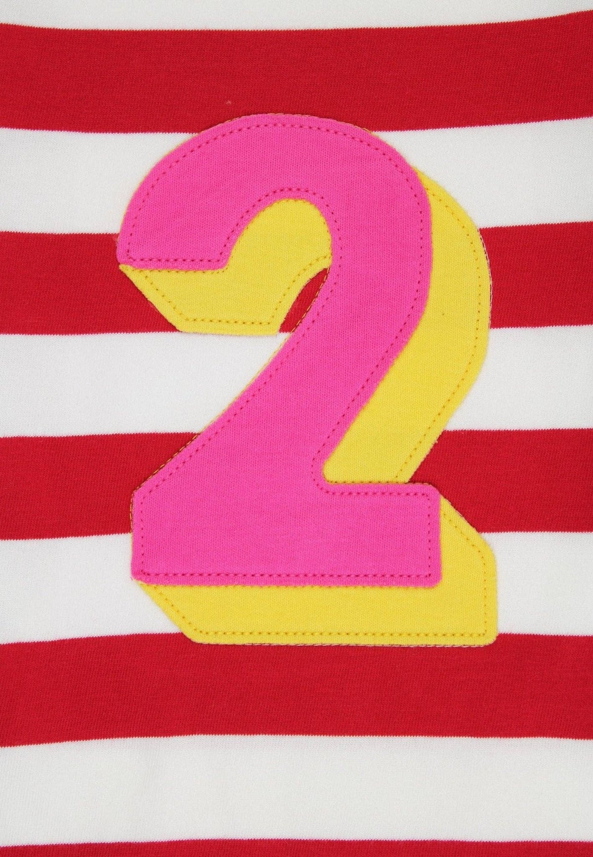 Langärmliges T-Shirt mit zwei organischen Applikationen und roten Streifen: 2-3 Jahre /98 cm Toby Tiger GmbH      NATURKINDCHEN